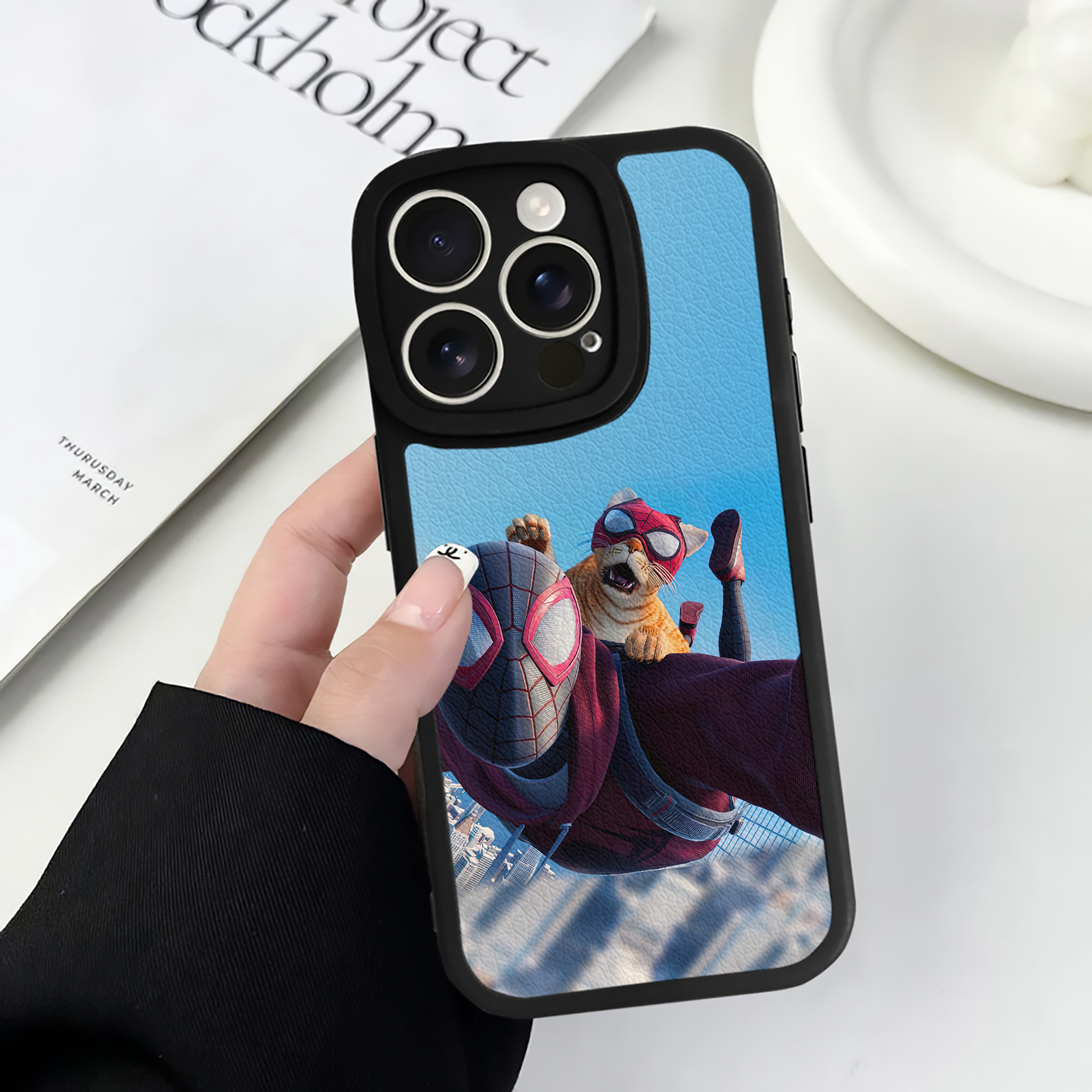 Spider Man スパイダーマン 【iPhone 16シリーズ対応】シリコンスマホケース（レザー調） 材質：シリコン